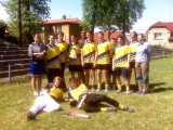 Vítězný tým Podlblanického turnaje středních škol SPŠ Vlašim si odnesl z turnaje novou pálku (v popředí)